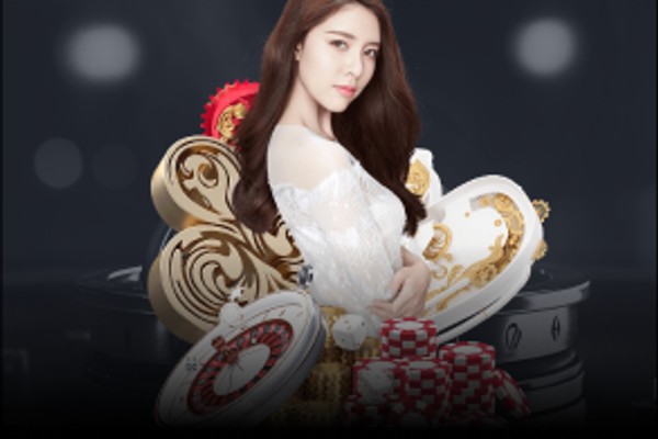 Hình ảnh một nhân viên hỗ trợ khách hàng thân thiện đang tương tác qua trò chuyện trực tiếp trên máy tính, biểu tượng 24/7 và các kênh liên lạc khác được hiển thị, nhấn mạnh dịch vụ hỗ trợ toàn diện.